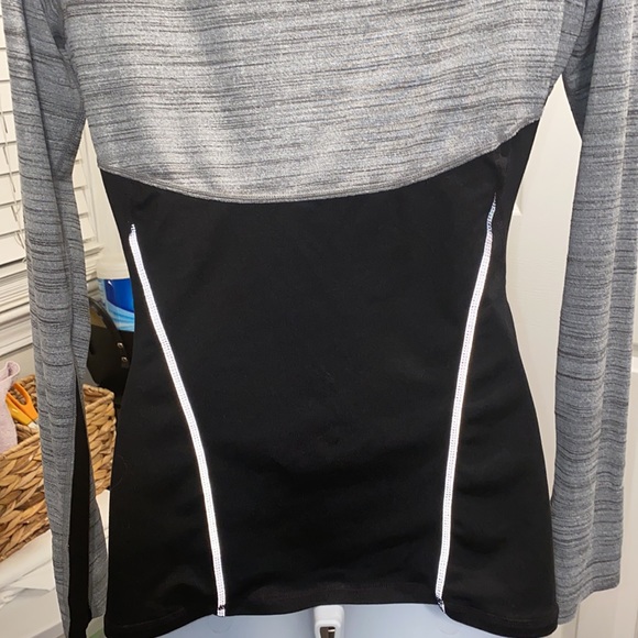 Women’s Athleta long sleeved black and grey pullover size S - Picture 8 of 10